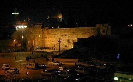 Vista nocturna al Muro de los lamentos "El Kotel"